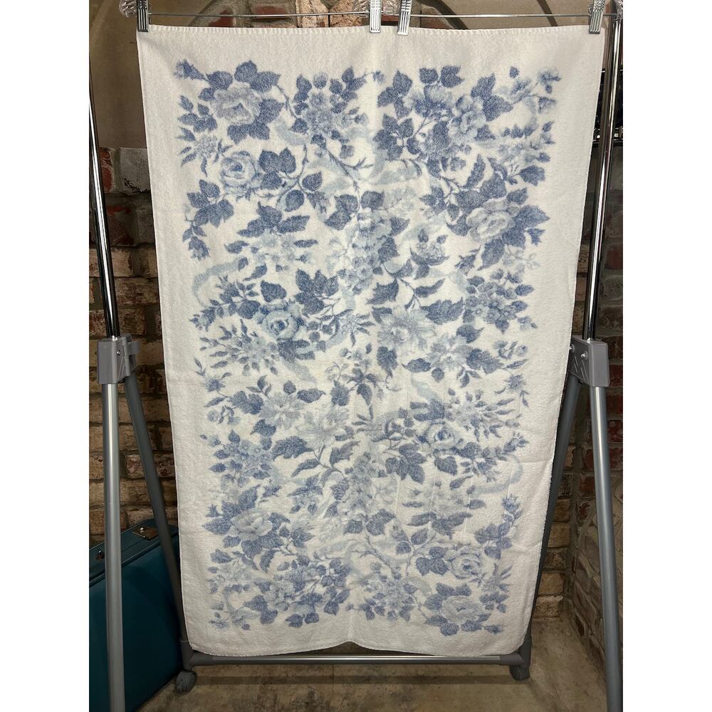 Canon Royal Family  bath towel 1980s floral rose blue white